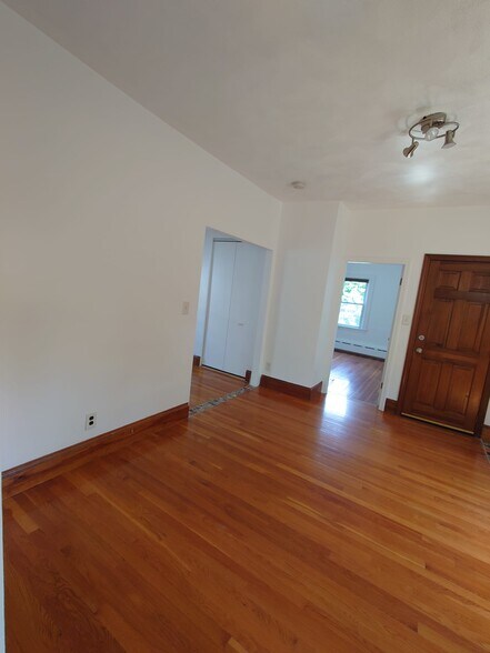 Building Photo - 11 Hinckley St