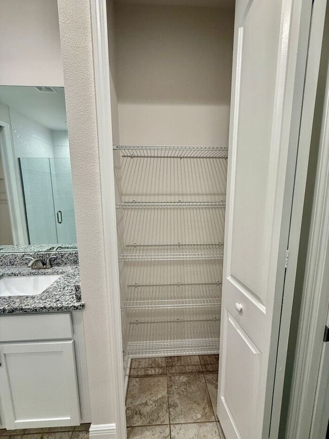 Building Photo - Gorgeous, Modern 2/2 Duplex in Orange City!