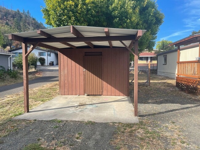 Building Photo - 2 bedroom 2 bath mobile walking distance to restaurants and stores