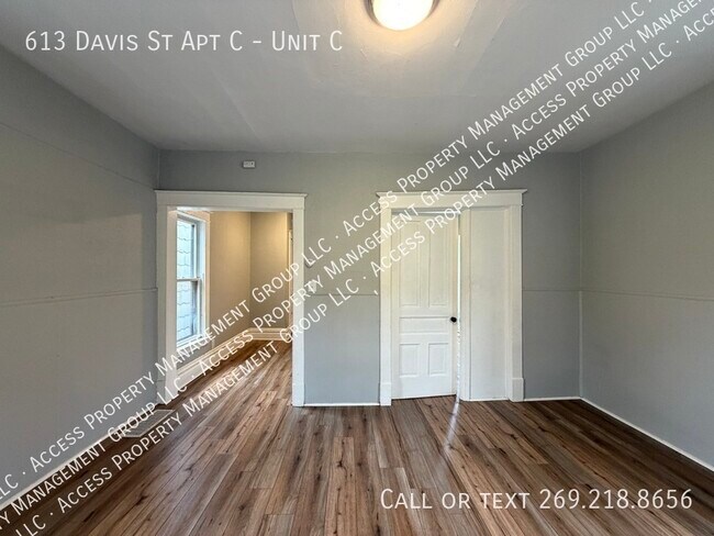 Building Photo - 613 Davis St