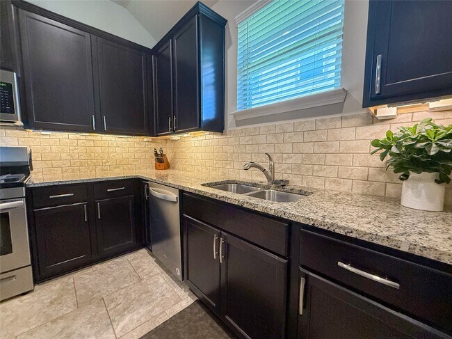 Building Photo - 2513 Kaman Ln