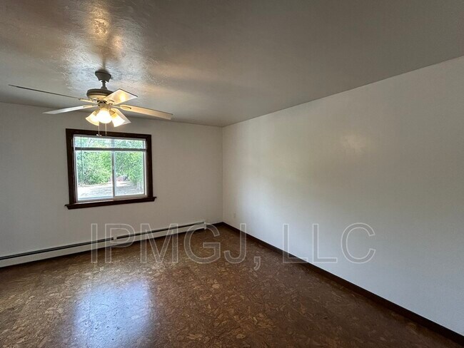 Building Photo - 2867 Pinyon Ave