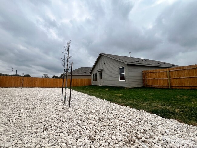 Building Photo - Charming 3 Bedroom/2 Bath Home *St. Hedwig...