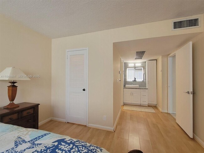 Building Photo - 3140 S Ocean Dr