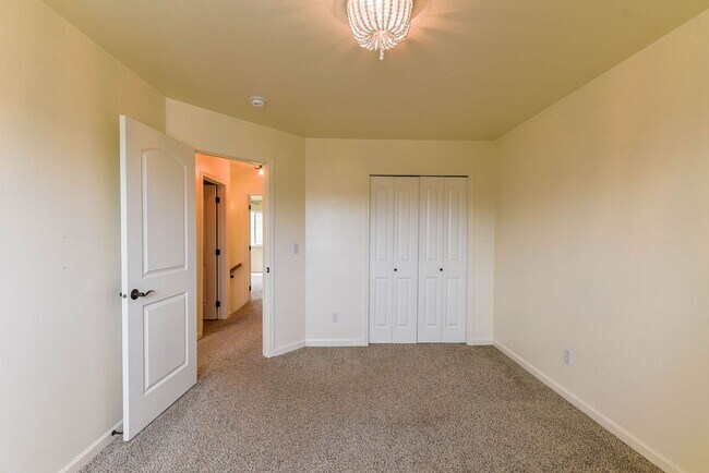 Building Photo - Beautiful 3 bed/2.5 bath single family hom...
