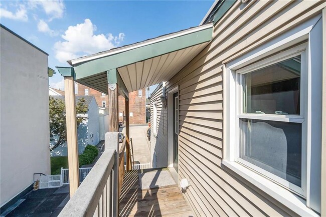 Building Photo - 427 Front St