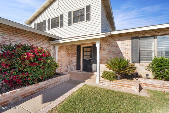 Building Photo - 2542 W Nopal Ave