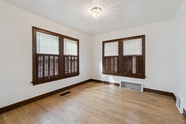 Building Photo - 1905 N Brauer Ave