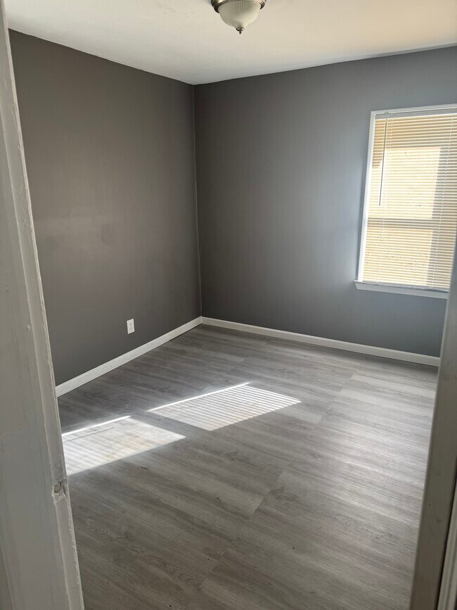 Building Photo - 19568 Dresden St