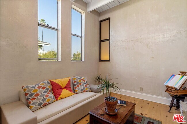 Building Photo - 714 6th Ave