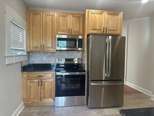 Building Photo - A newly updated 3 bedroom in Old North!