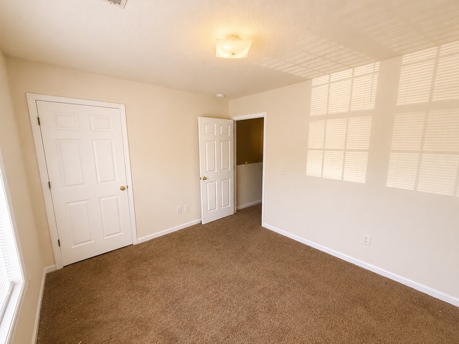 Building Photo - Two bedroom, 1.5 townhouse in Graham (Park Place Apts)