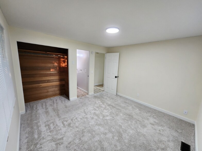 Building Photo - 950 SE 6th Ave