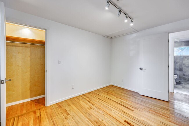 Building Photo - Downtown Bainrbidge Rental -  1/2 Off June...