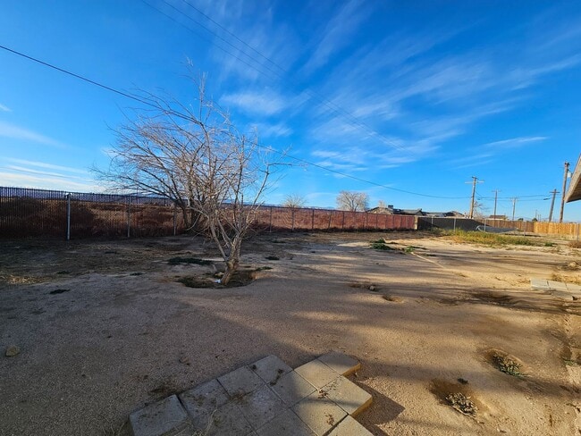 Building Photo - Beautiful 3 bedroom / 2 bathroom House with LARGE backyard