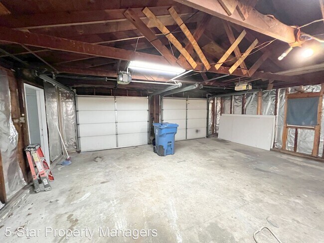 Building Photo - 3 br, 1 bath House - 922 South Main Street...