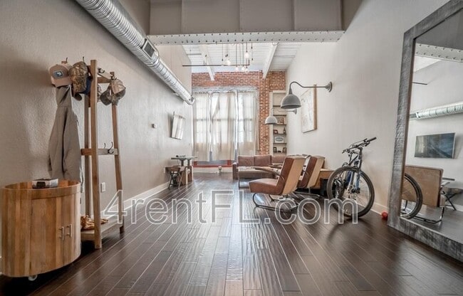 Building Photo - 1501 W Horatio St