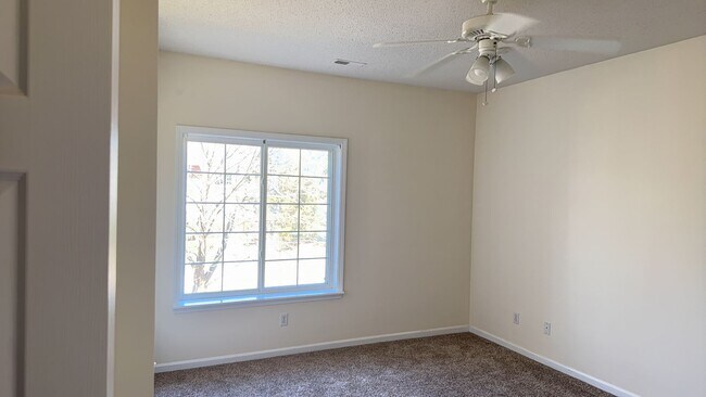 Building Photo - 3 Bedroom 2 Bathroom Condo-Spencer's Crest