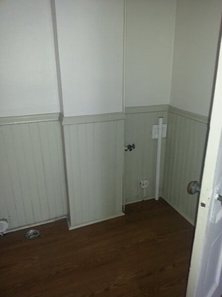 laundry hookup in kitchen - 341 Summerhill Ave
