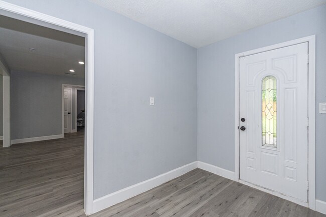 Building Photo - 5429 De Lange Ln