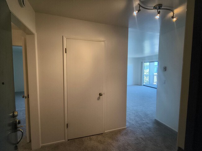 Building Photo - TOP FLOOR 1BD/1BATH Condo Available For Rent at the Watergate Community in Emeryville!!!!