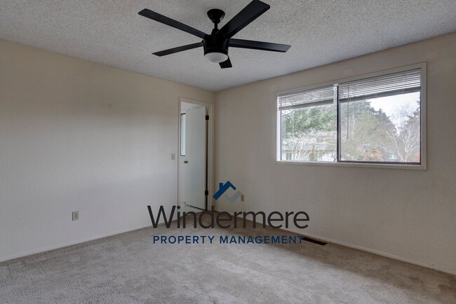 Building Photo - 3 Bedroom Plus Office **half off first mon...