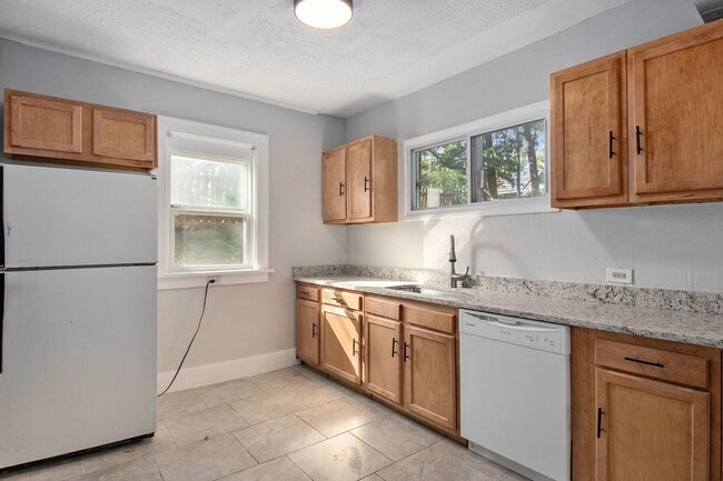 Building Photo - 2 Story 3 Bed 2 Bath, Off Street Parking!