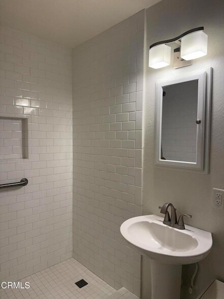 Building Photo - 5651 N Bryn Mawr St