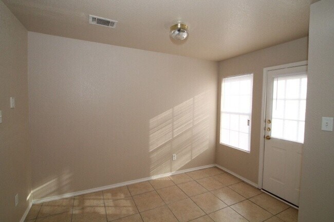 Building Photo - Convenience!
