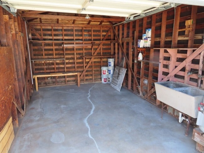 Building Photo - Three Bedroom House with Huge Bonus Room