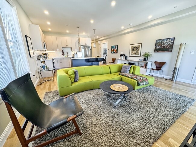 Building Photo - 40 Waverly St