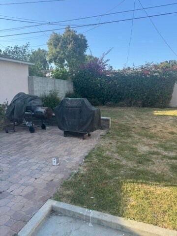 Building Photo - 445 W Ellis Ave