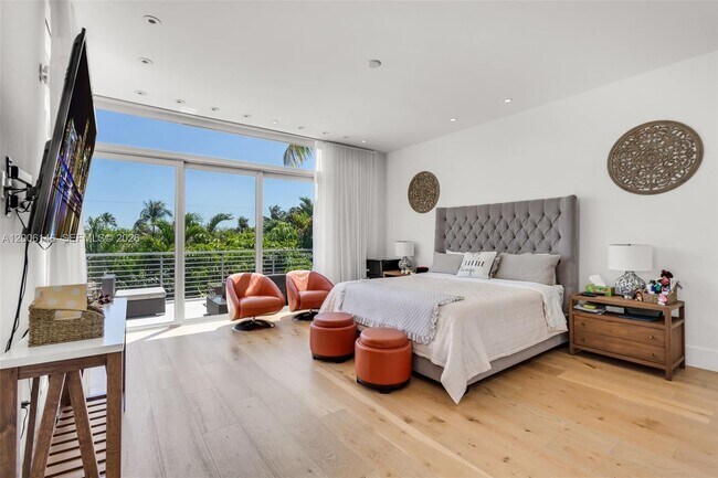 Building Photo - 230 W McIntyre St