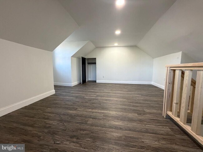 Building Photo - 517 Bentley Ave