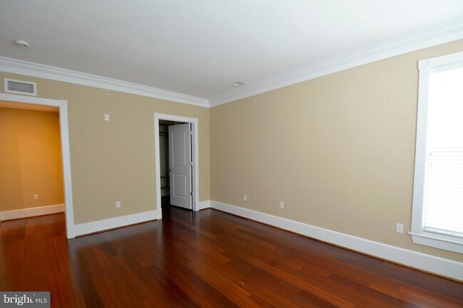 Building Photo - 900 N Washington St