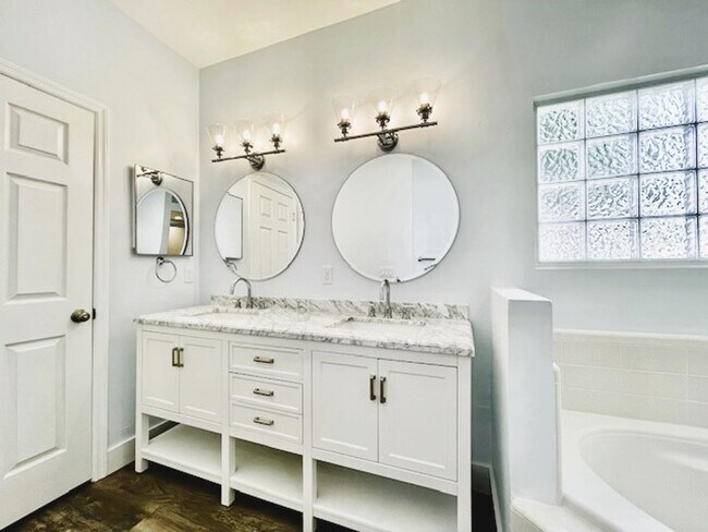 Building Photo - 4/2 Home located in Cul-de-sac in Capri