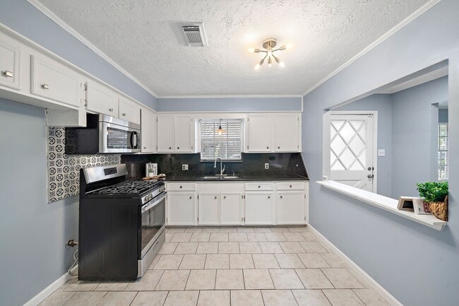 Building Photo - 712 Damon St