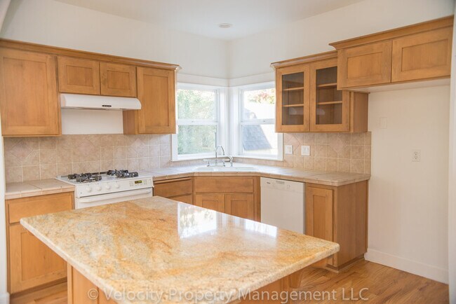 Building Photo - Urban Farmhouse! Lovely 4 Bedroom Eastside Home.