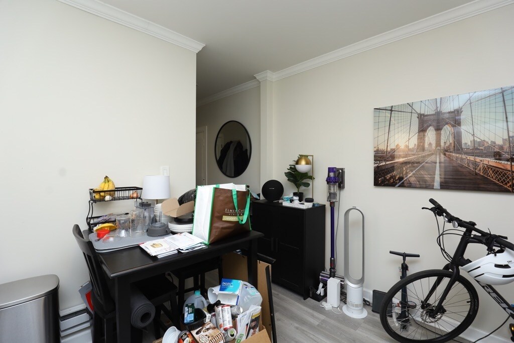 Building Photo - 646 W Roscoe St