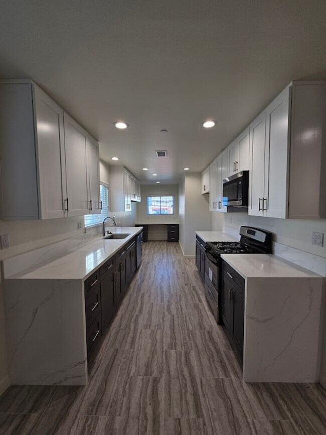 Building Photo - Newly Remodeled 2 Bedroom with MOVE IN SPE...