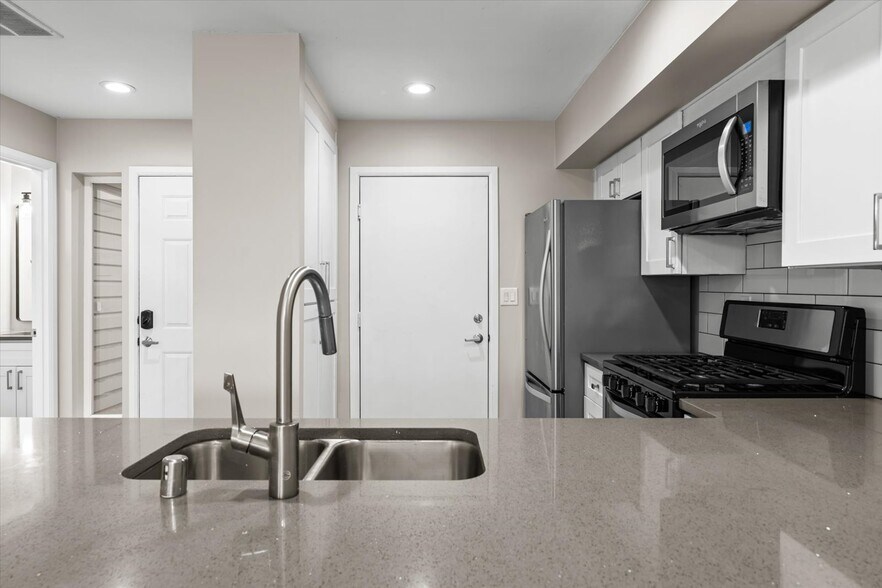 Building Photo - 501 23rd Ave S