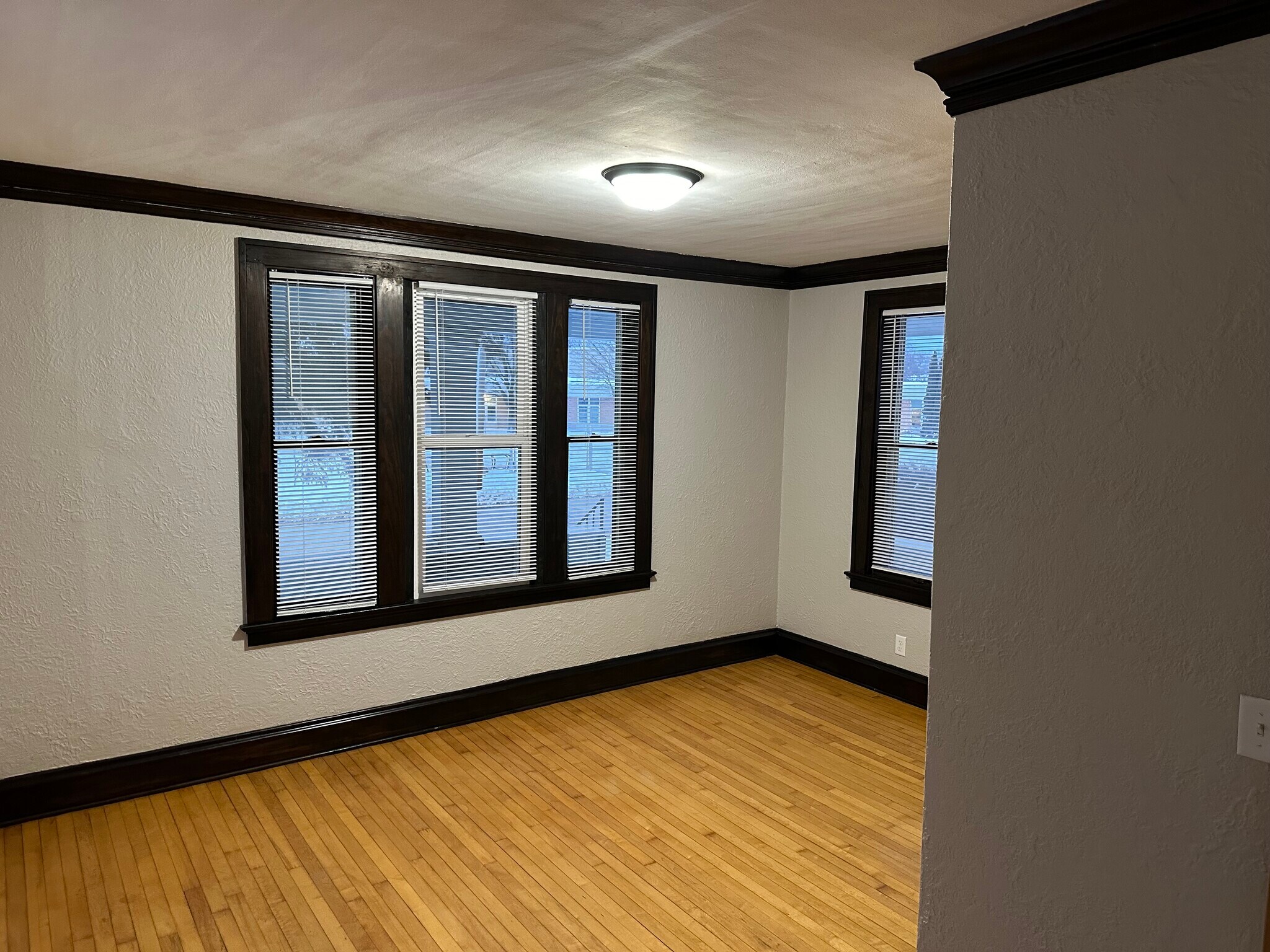 Building Photo - 323A Superior Ave