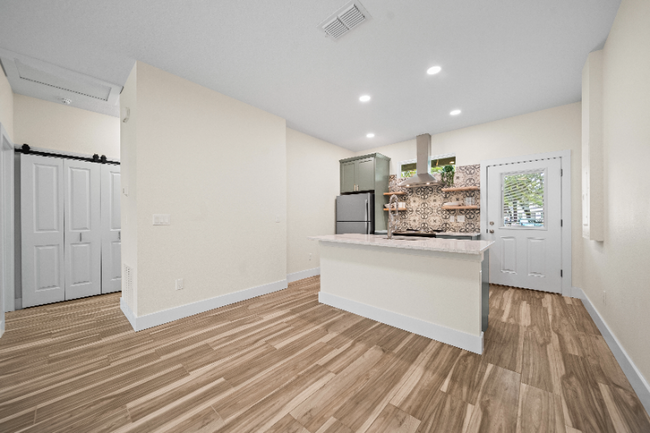 Building Photo - 208 N Cherry St