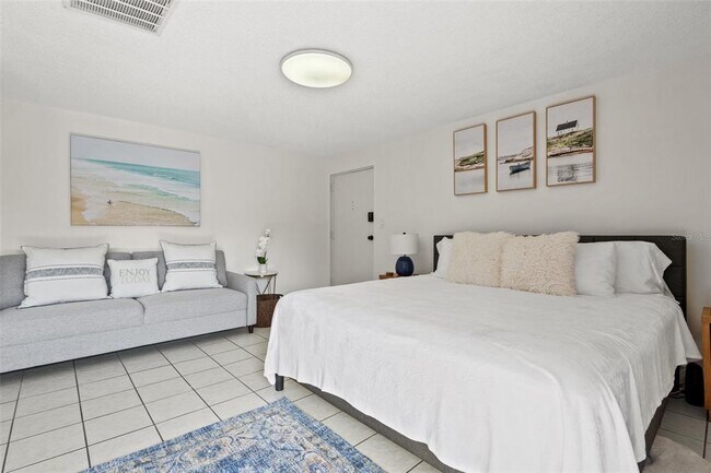 Building Photo - 4215 E Bay Dr