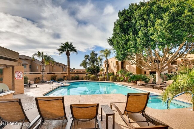 Building Photo - **MOVE IN SPECIAL***HALF OFF FIRST MONTHS RENT. UPSTAIRS 2 BEDROOM CONDO OVERLOOKING GREENBELT