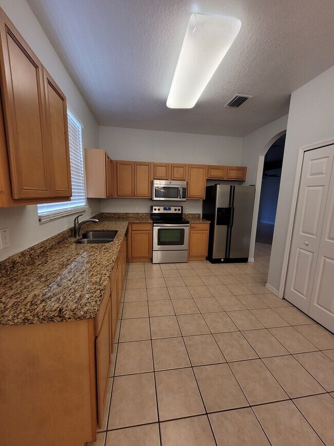 Building Photo - Amazing Renovated 4 bed 3 bath in Davenport