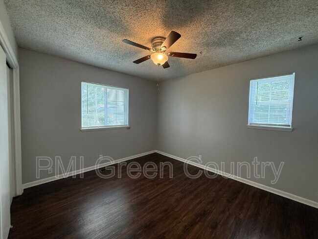 Building Photo - 4805 Bermuda Cir