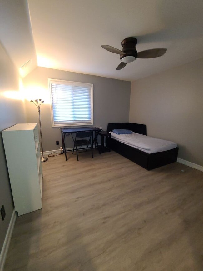 Building Photo - 1 bed 1 bath in UTC with great amenities Pool, hot tub, gym, underground parking.