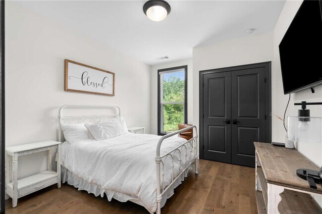 Building Photo - 520 Walden Glen Ln