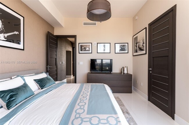 Building Photo - 15901 Collins Ave